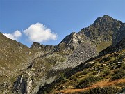 28 Zoom verso la Valle-Bocchetta dei lupi a sx e Cima Cadelle a dx